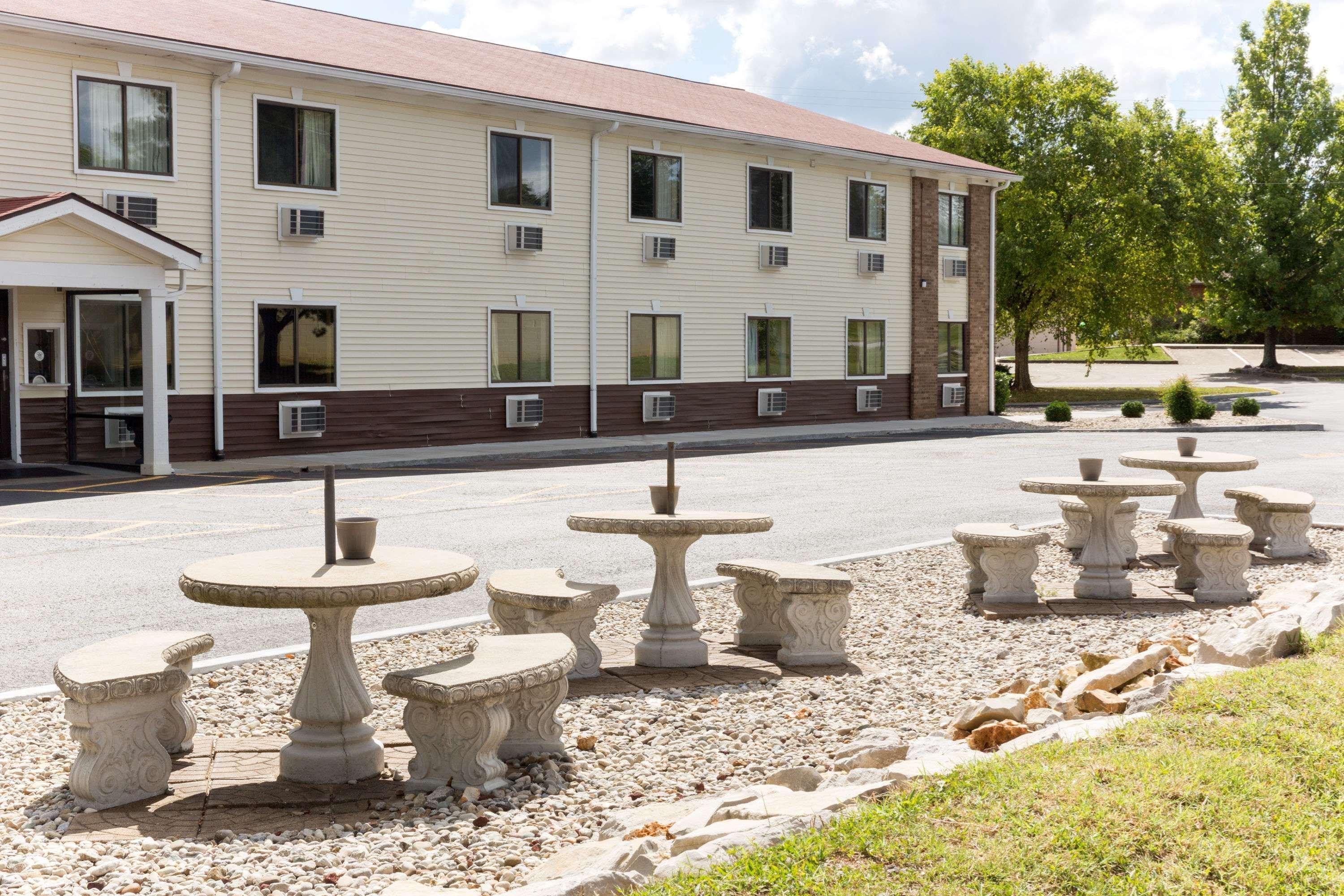 Super 8 By Wyndham Radcliff Ft. Knox Area Hotel Exterior photo